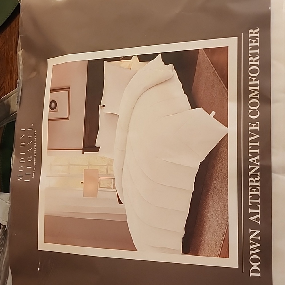 Down alternative comforter
